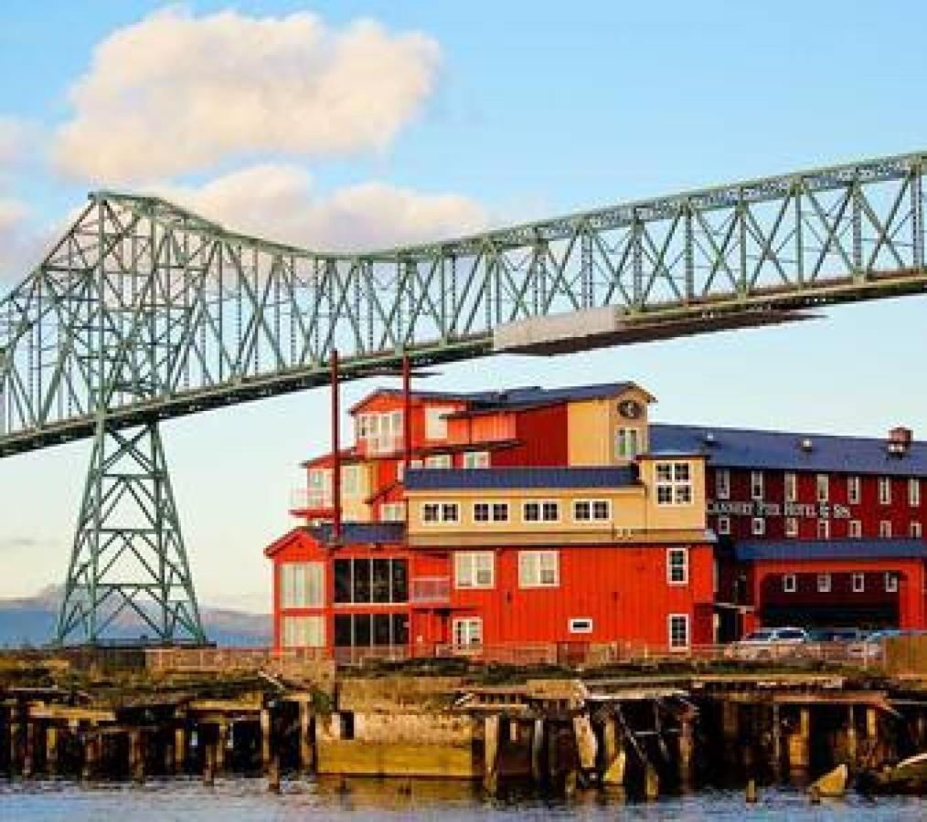 Apartment Historic Waterfront Views & Vintage Vibes *