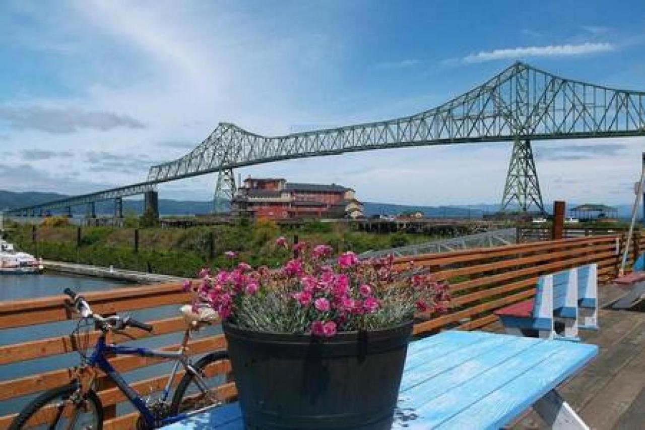 Apartment Historic Waterfront Views & Vintage Vibes Astoria