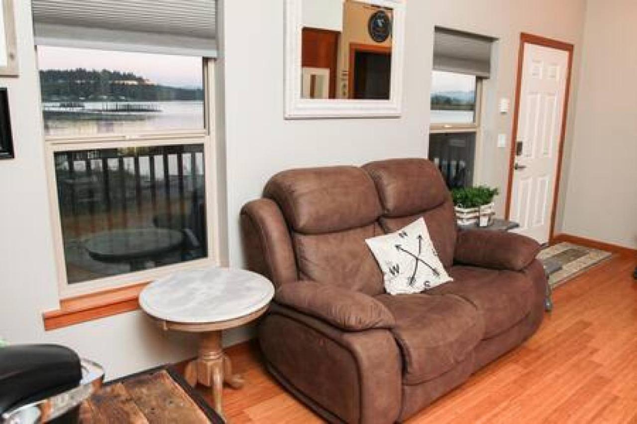 Historic Waterfront Views & Vintage Vibes Apartment Astoria